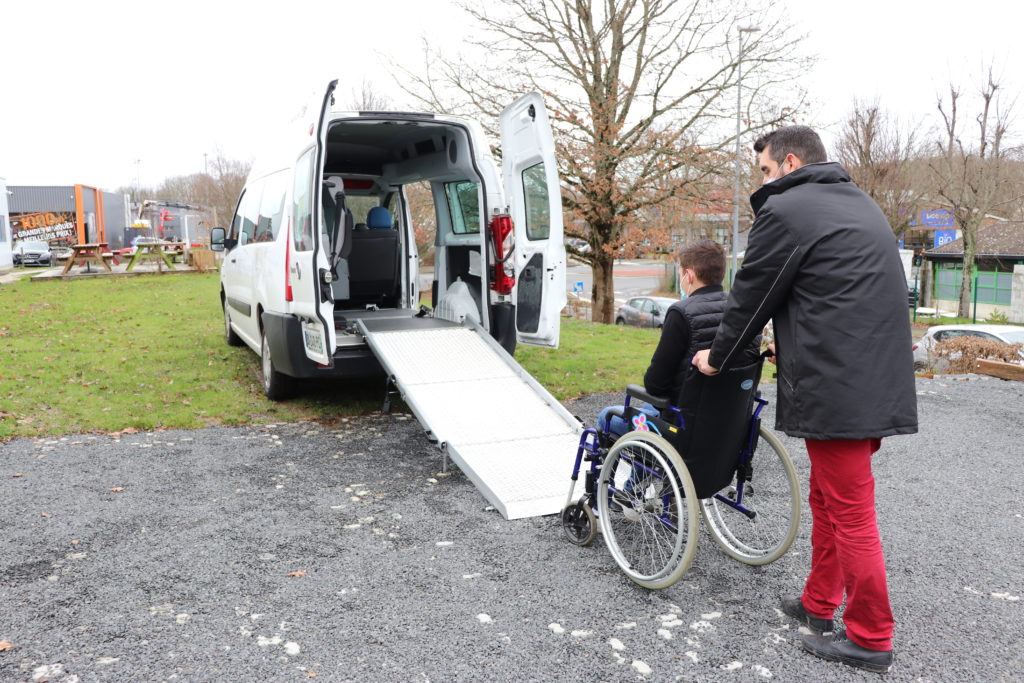 Personne handicapée en fauteuil roulant - Véhicule adapté TPMR